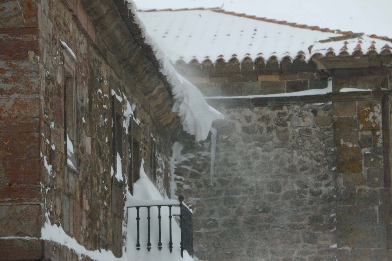 El norte vive una jornada bajo la nieve a la espera de una pequeña tregua.