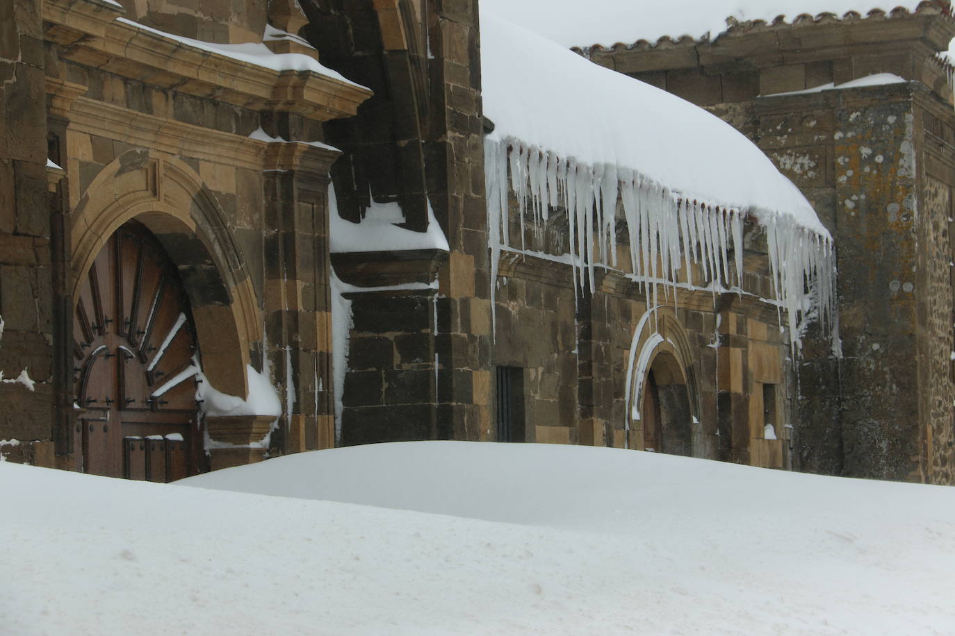 El norte vive una jornada bajo la nieve a la espera de una pequeña tregua.