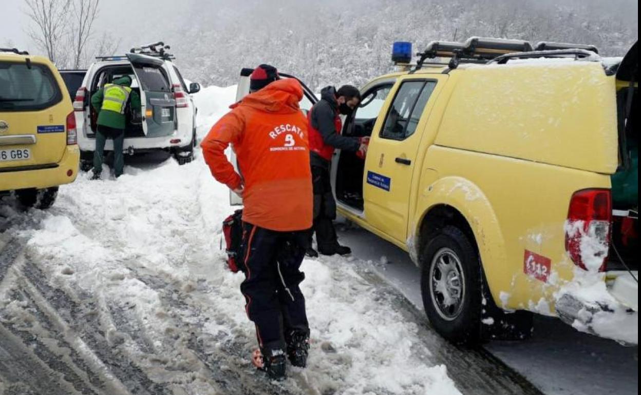 Vehículos de los servicios de emergencias, en Felechosa.