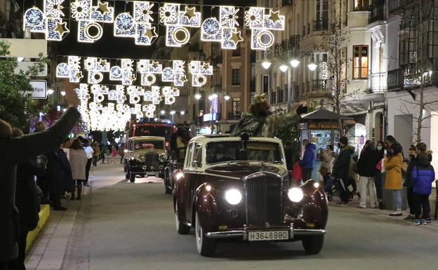 Galería. Los Reyes Magos saludan a los leonese a su paso por Ordoño. 