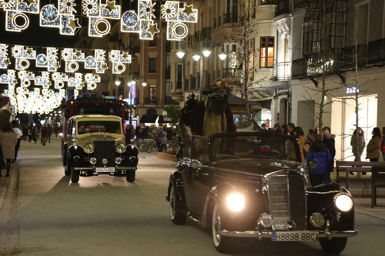 Los Reyes Magos saludan a los leoneses a su paso por Ordono.