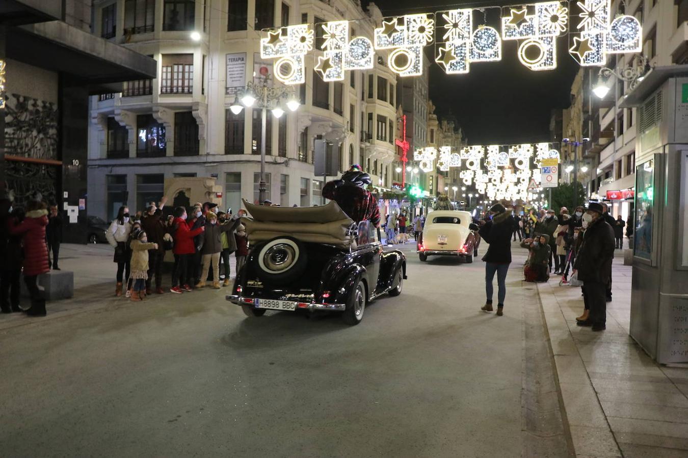 Los Reyes Magos saludan a los leoneses a su paso por Ordono.