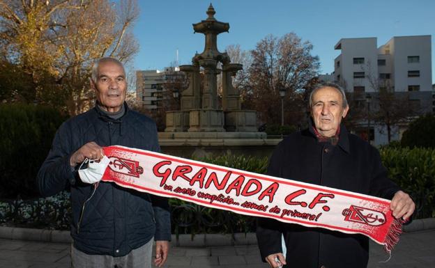 José Mingorance y Luis Martínez sostienen una bufanda del Granada en la Fuente de las Batallas.. 