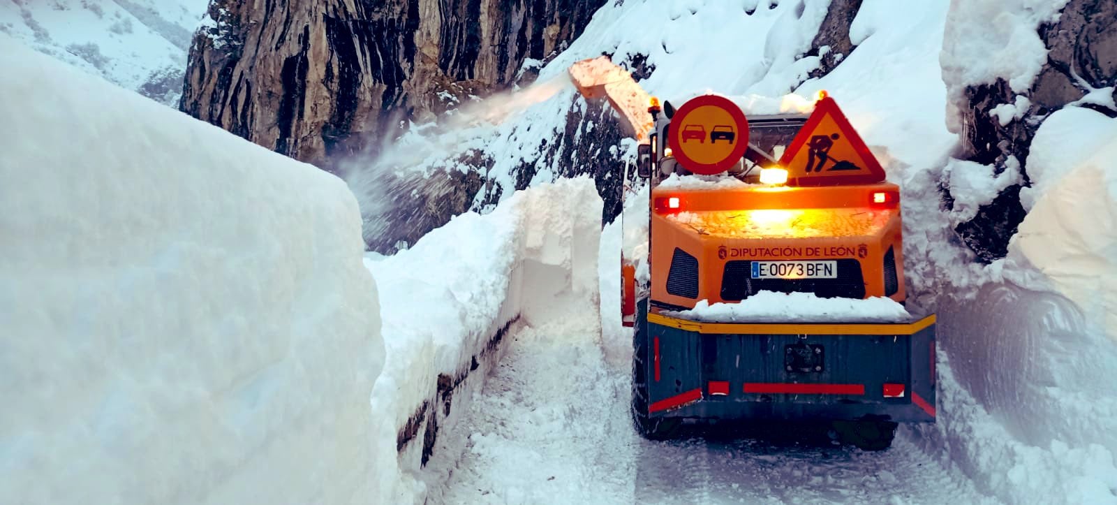 Las máquinas de la Diputación de León siguen su lucha contra la 'nevadona'. Esta mañana una frena ha abierto Soto de Sajambre, que quedó aislado por una serie de aludes en la carretera de acceso y sin suministro eléctrico La máquina necesitó cuatro horas para limpiar los cerca de 5 kilómetros de vía. Junto a esas imágenes se suman las de la noche en el Puerto de Panderreda, en la carretera que da acceso al Valle de Valdeón. 