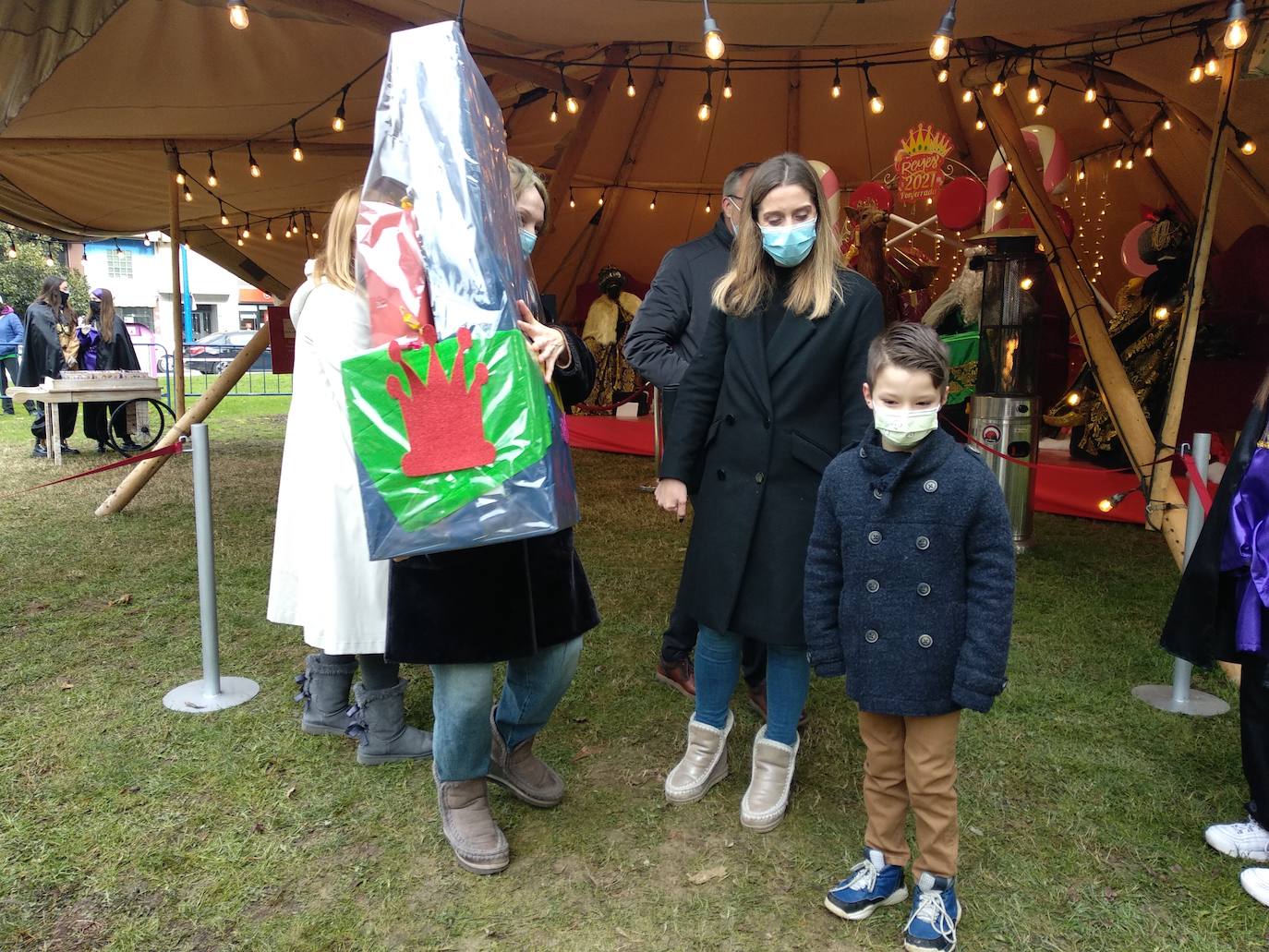 Sus Majestades de Oriente reciben este martes a los más pequeños en la cabalgata estática organizada por el Ayuntamiento debido a la pandemia que tiene como escenario el parque del Temple donde los niños y niñas les trasladarán sus deseos para hacerlos realidad