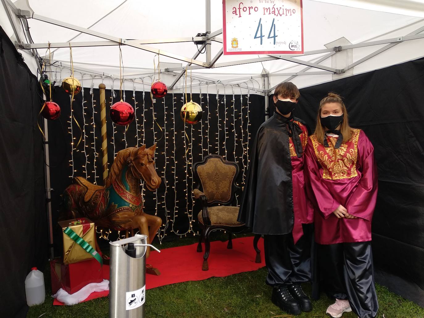Sus Majestades de Oriente reciben este martes a los más pequeños en la cabalgata estática organizada por el Ayuntamiento debido a la pandemia que tiene como escenario el parque del Temple donde los niños y niñas les trasladarán sus deseos para hacerlos realidad