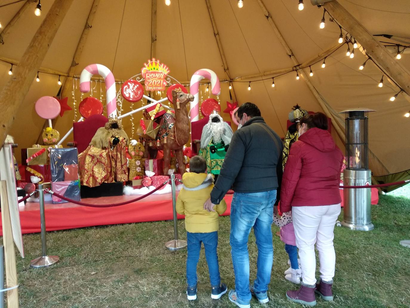 Sus Majestades de Oriente reciben este martes a los más pequeños en la cabalgata estática organizada por el Ayuntamiento debido a la pandemia que tiene como escenario el parque del Temple donde los niños y niñas les trasladarán sus deseos para hacerlos realidad