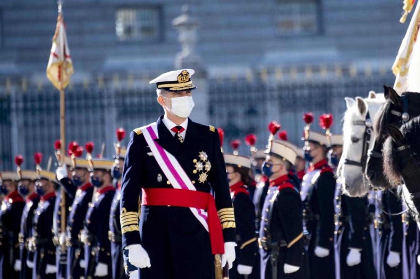 Felipe VI pasa revista a las tropas.