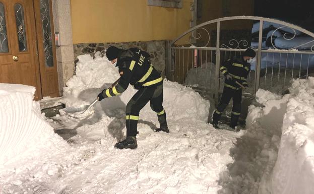 Efectivos de la UME limpiando la zona. 