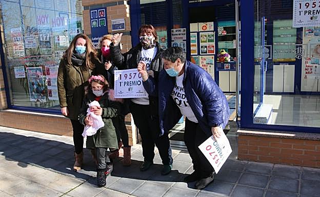 Dueños de la administración de la calle Juan Pablo II, donde se ha vendido el Gordo. 