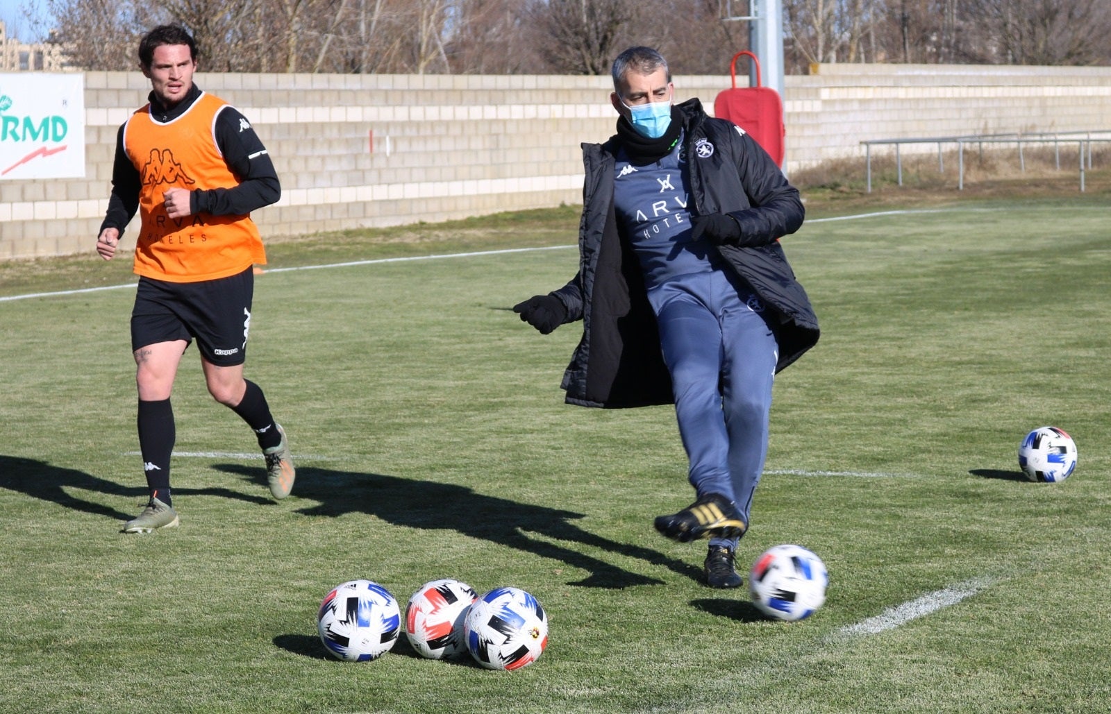 Imanol Etxeberria toca el balón en el entrenamiento del jueves. 