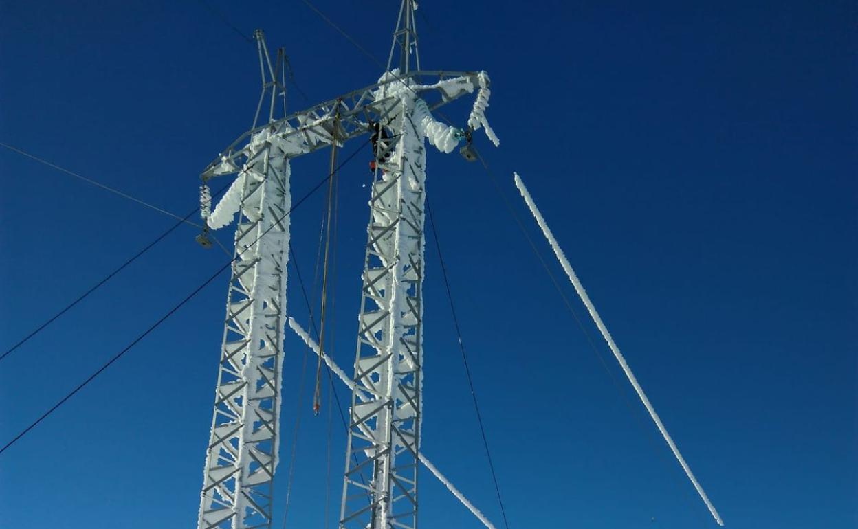 Poste eléctrico cubierto de nieve tras el paso de una borrasca.