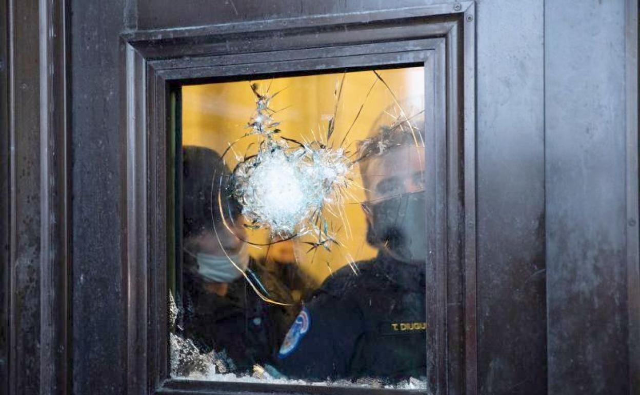 Imagen de una de las puertas del Capitolio, son sus ventanales rotos.