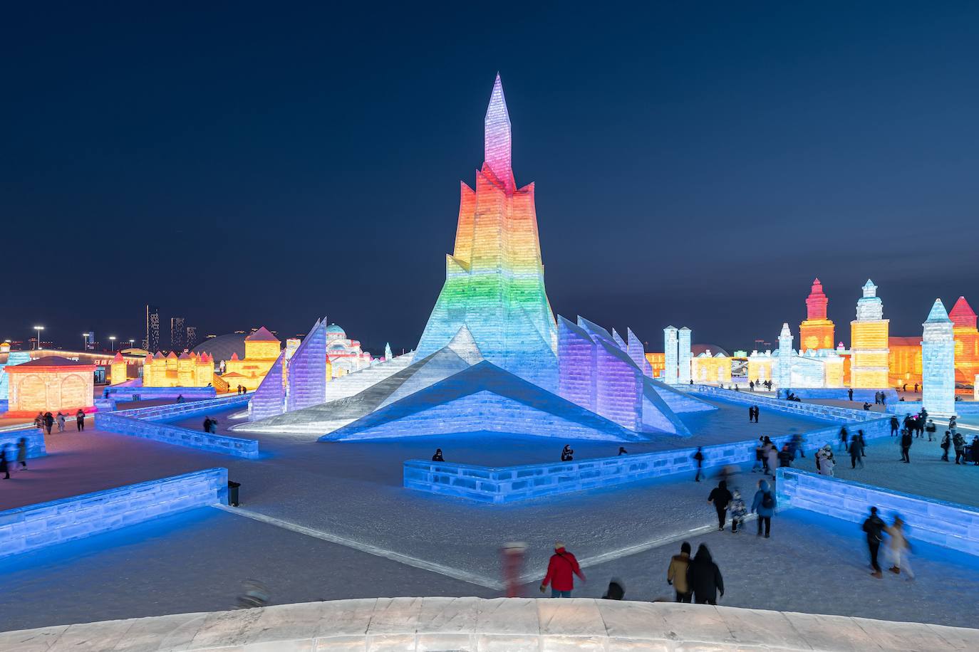 Fotos: Un laberinto de nieve con deslumbrantes palacios de hielo a todo color