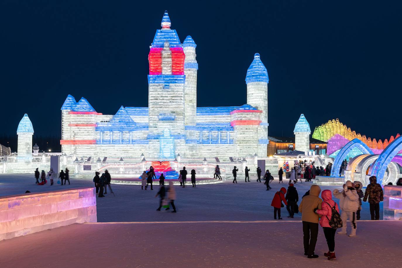 Fotos: Un laberinto de nieve con deslumbrantes palacios de hielo a todo color