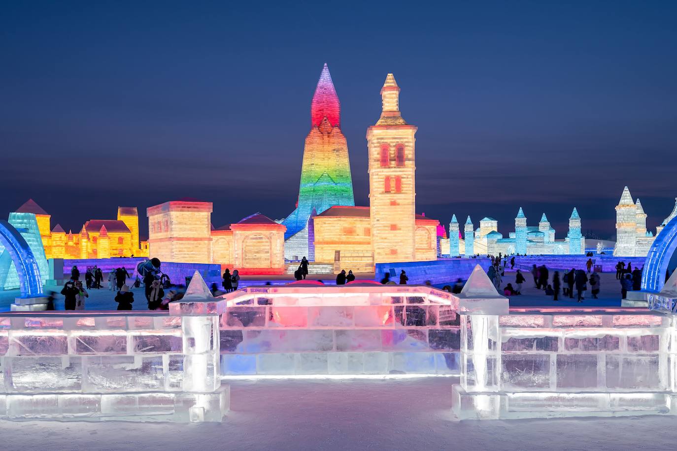 Fotos: Un laberinto de nieve con deslumbrantes palacios de hielo a todo color