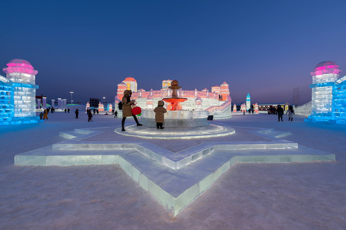 Fotos: Un laberinto de nieve con deslumbrantes palacios de hielo a todo color