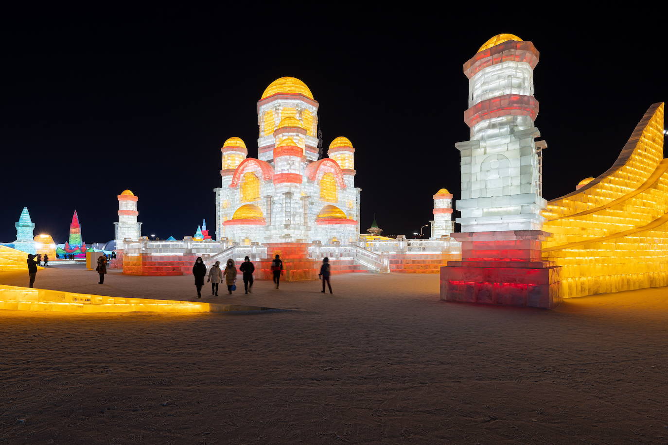 Fotos: Un laberinto de nieve con deslumbrantes palacios de hielo a todo color