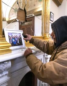 Imagen secundaria 2 - Varios momentos del asalto al Capitolio desde el despacho de Nancy Pelosi.