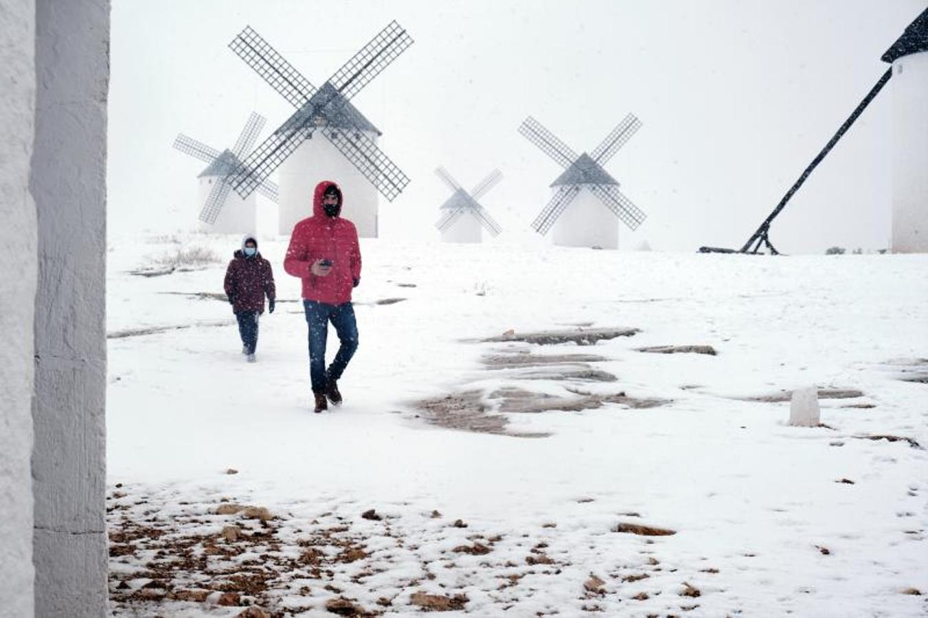 Una gran nevada cae sobre Campo de Criptana, en Castilla-La Mancha (España). 