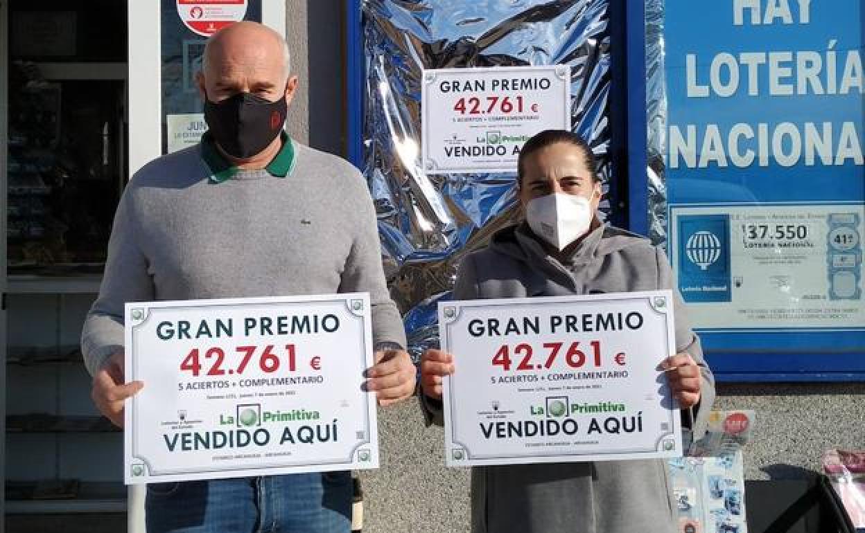 Los regentes del punto de venta de Arcahueja donde se selló el boleto premiado.