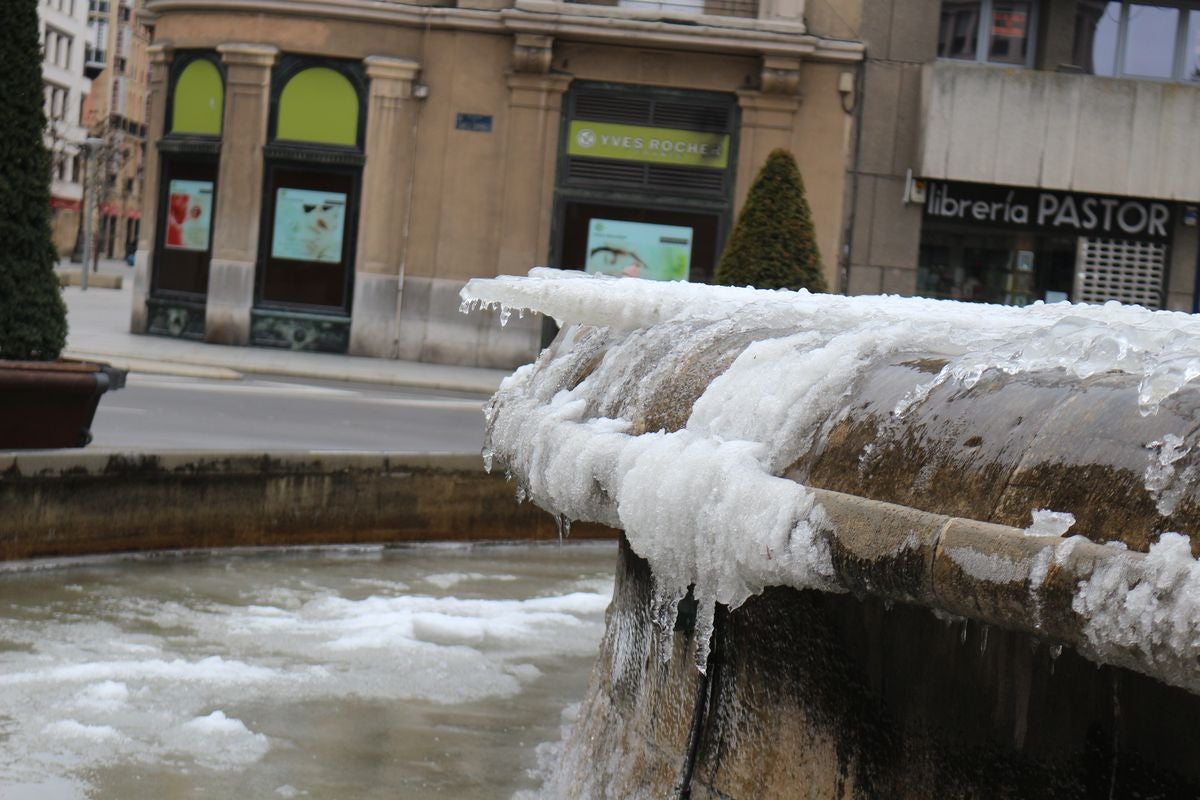 La fuente de Santo Domingo en León capital ha amanecido congelada este sábado.