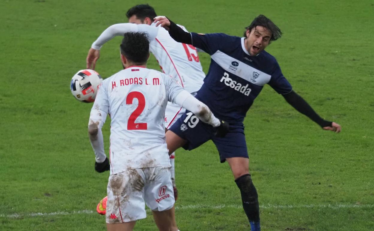 Rodas y Bravo luchan un balón ante Míchel, jugador del Marino.