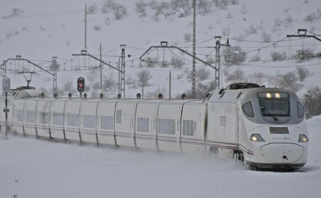 Imagen de archivo de un tren parado ante la nevada. 