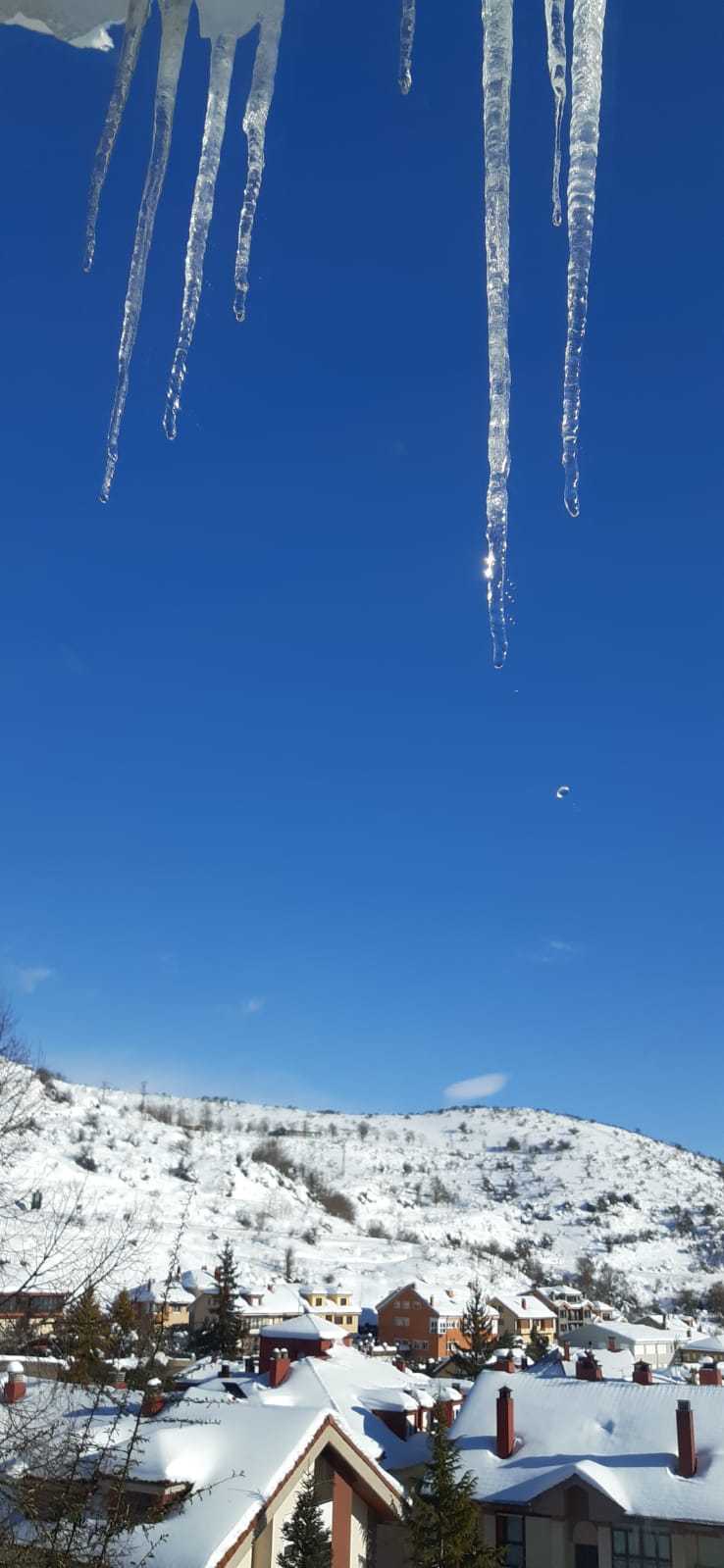 Espectaculares imágenes de Riaño cubierto por la nieve.