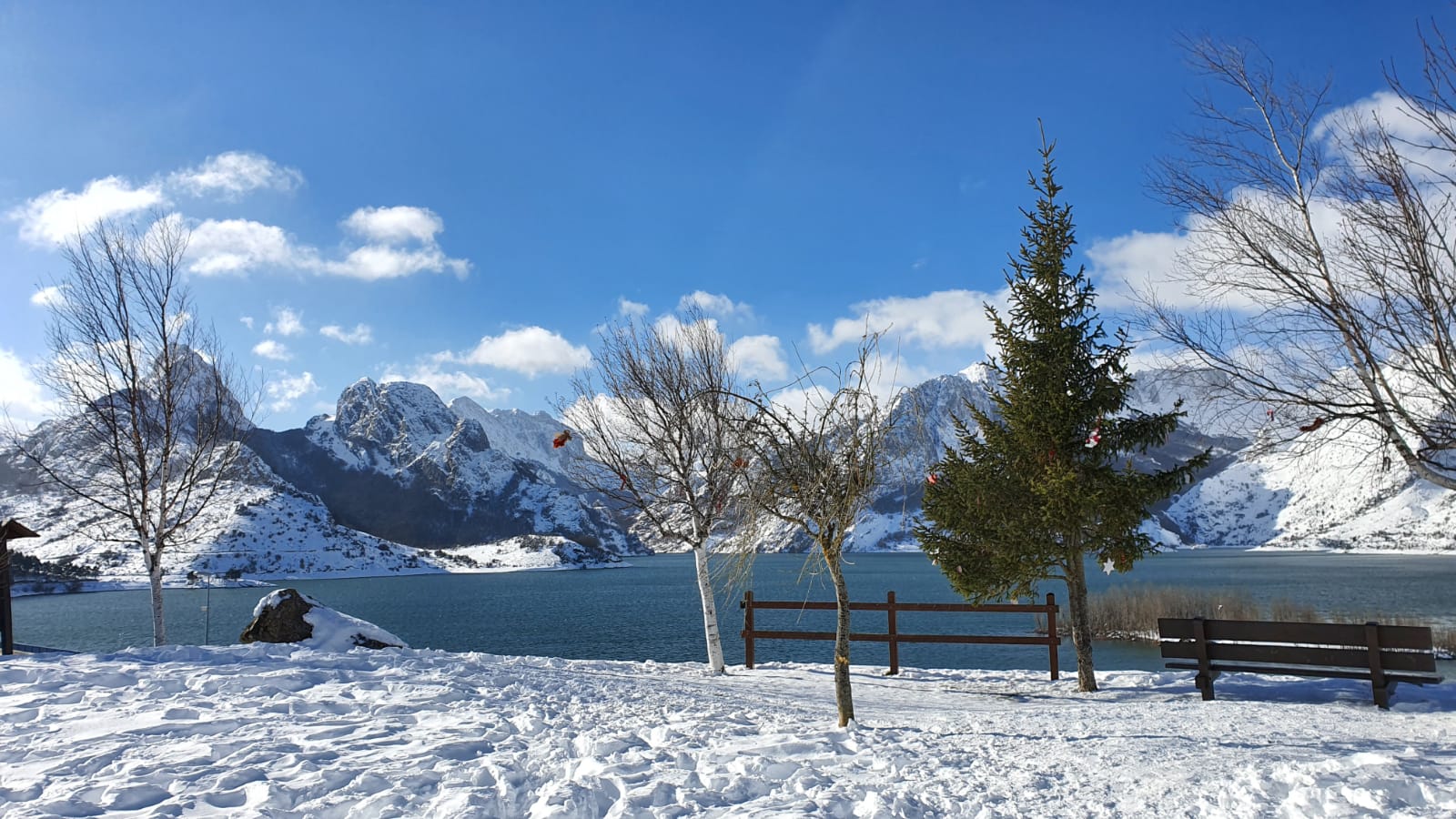 Espectaculares imágenes de Riaño cubierto por la nieve.