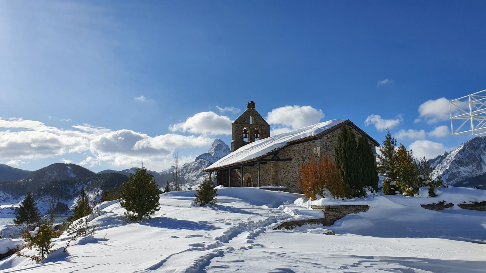 Espectaculares imágenes de Riaño cubierto por la nieve.