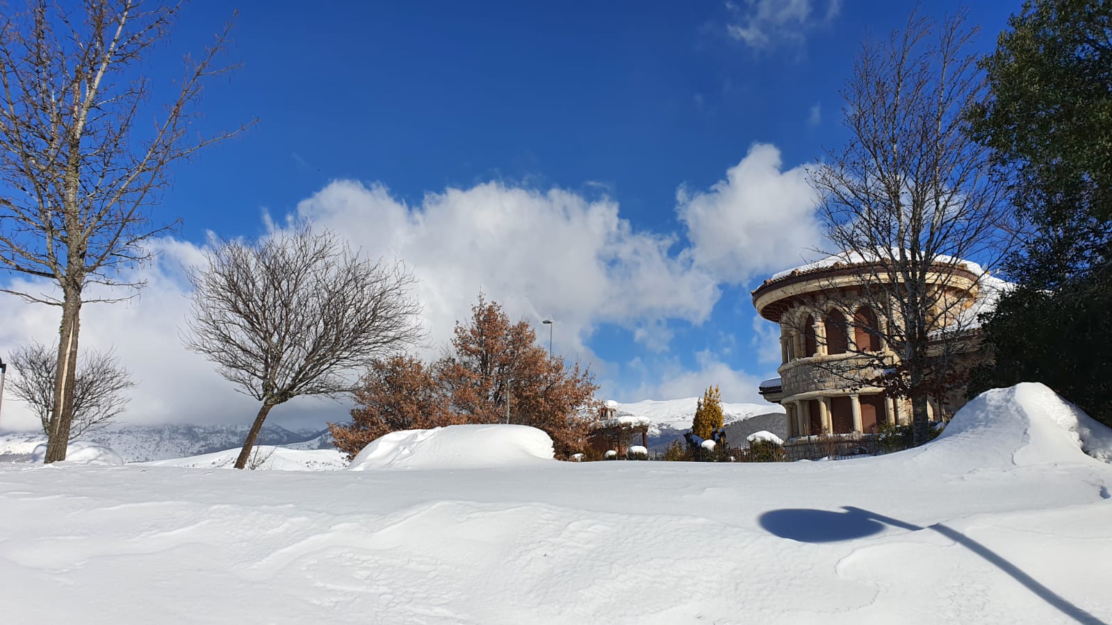 Espectaculares imágenes de Riaño cubierto por la nieve.