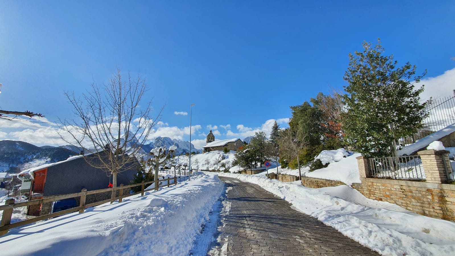 Espectaculares imágenes de Riaño cubierto por la nieve.