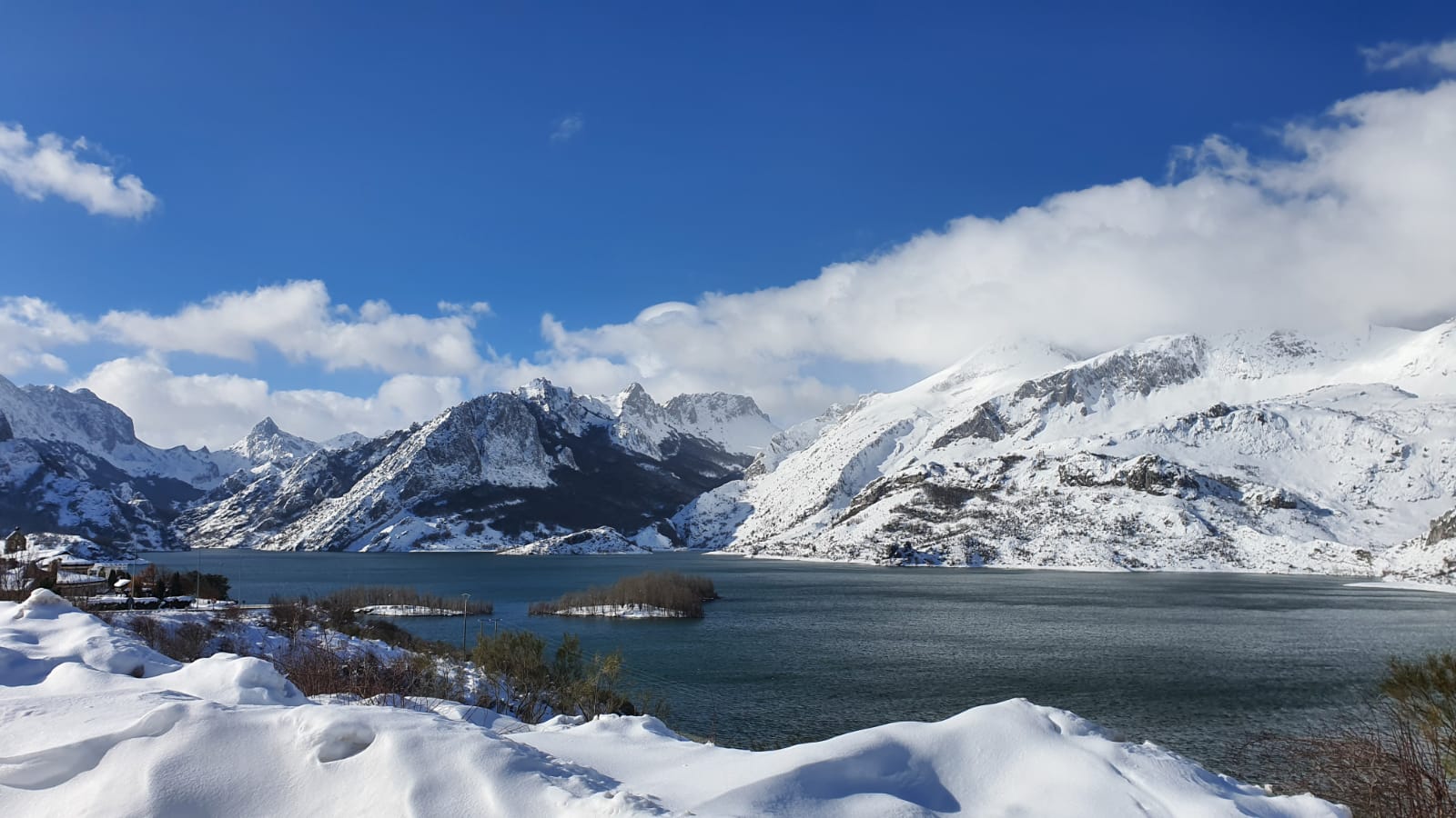 Espectaculares imágenes de Riaño cubierto por la nieve.