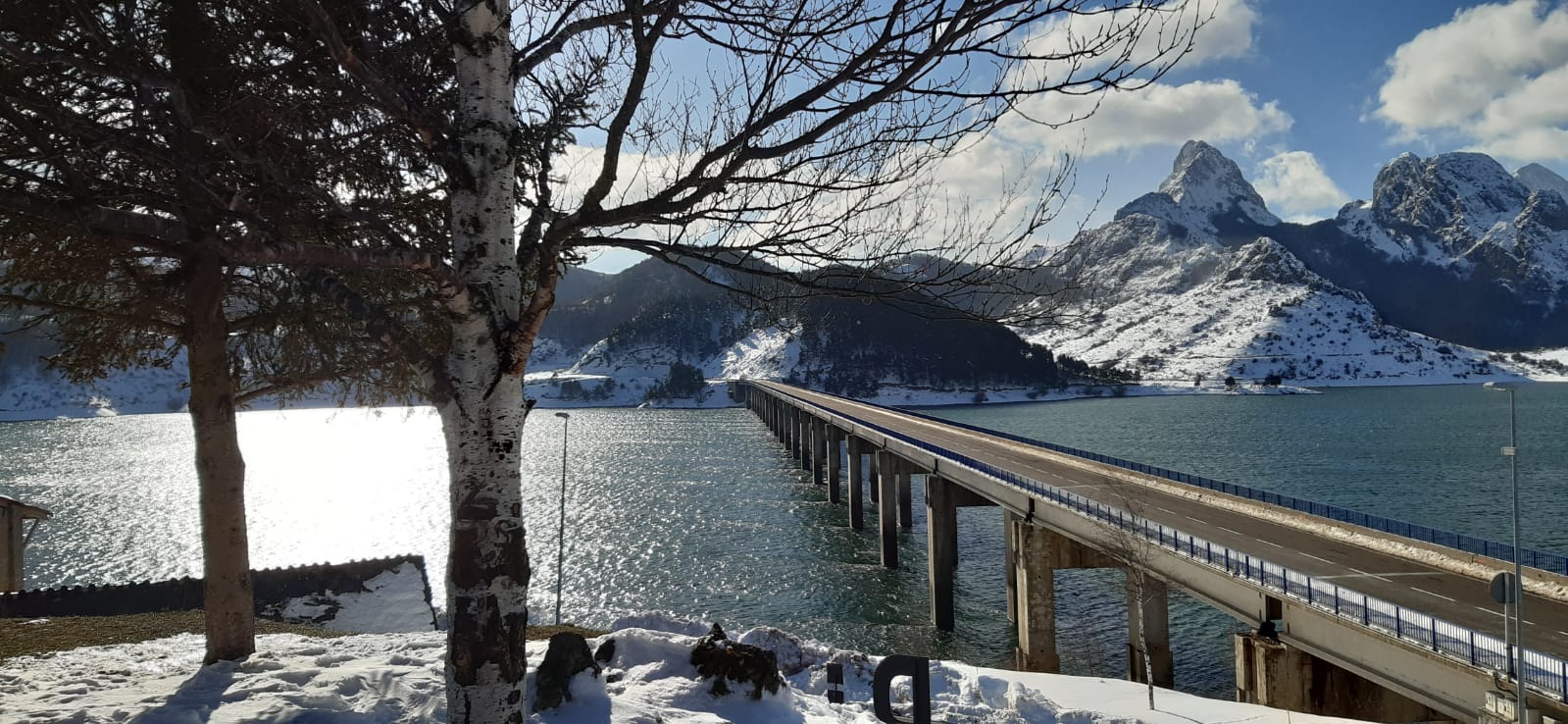 Espectaculares imágenes de Riaño cubierto por la nieve.