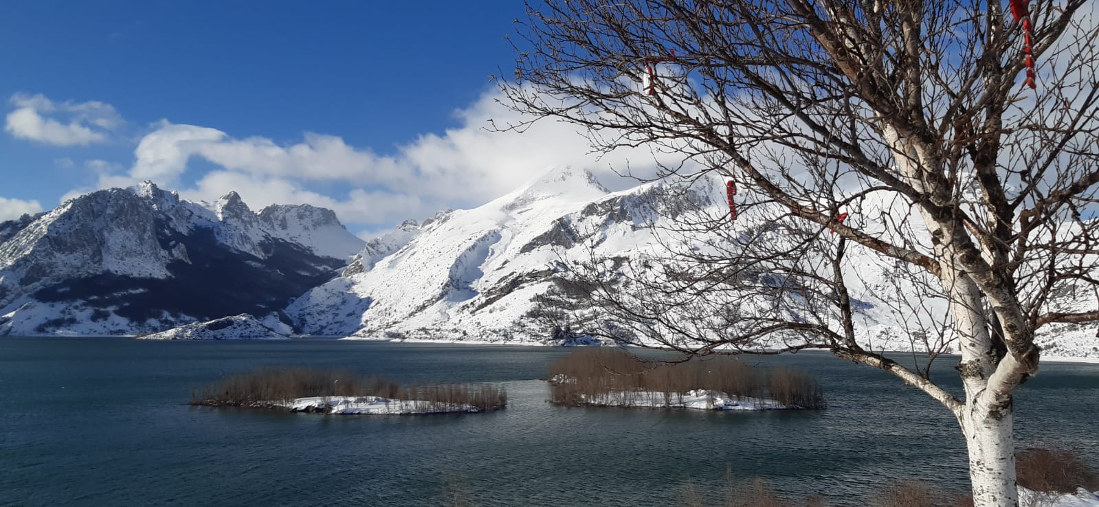 Espectaculares imágenes de Riaño cubierto por la nieve.