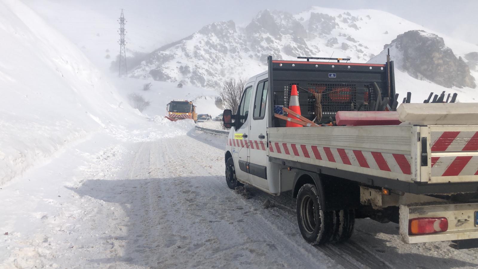 Fotos: La nieve bloquea a una quitanieves en San Isidro