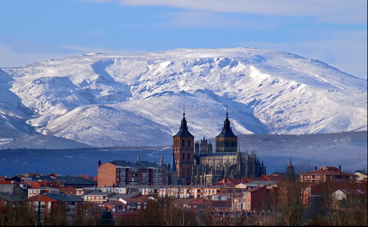 La Catedral de Astorga se recorta sobre la imagen nevada del Teleno.