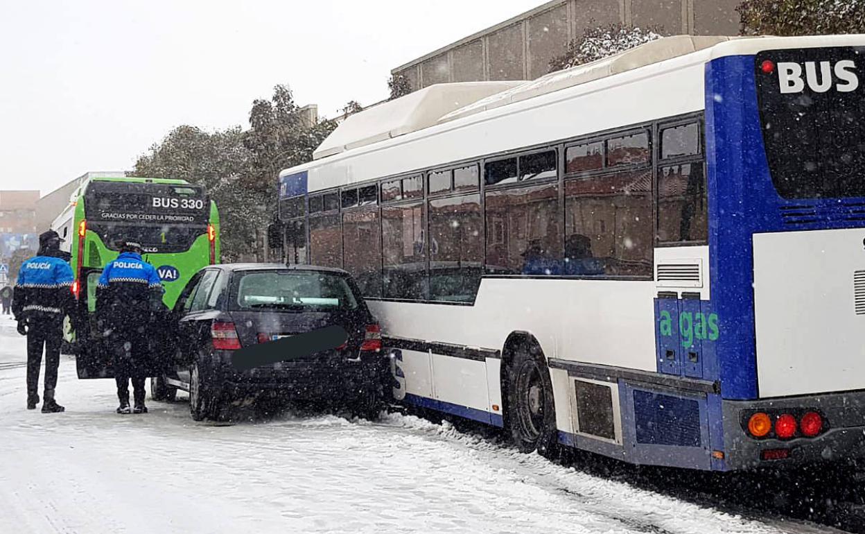 Accidente entre un vehículo y un autobús en el que el conductor del coche dio positivo en THC y cocaína. 