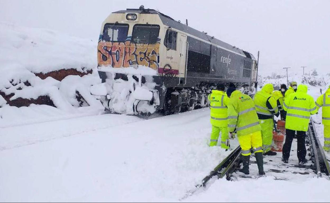 Adif y Renfe trabajan para restablecer el servicio. 