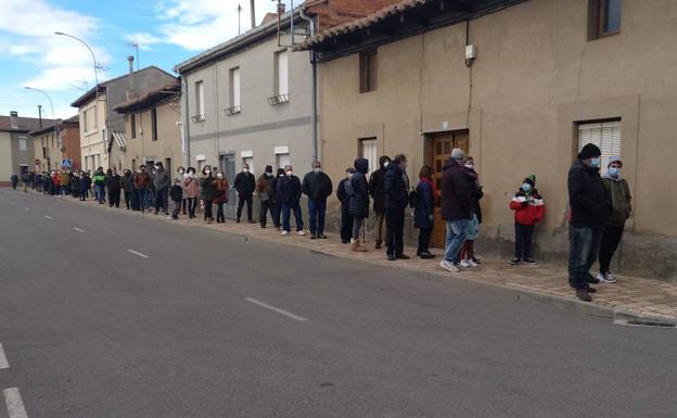 Una de las calles por las que se extiende la cola para realizar la prueba. 