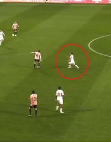 Imagen secundaria 2 - En la primera imagen, Sergio Marcos llegando a posición de remate ante el Langreo. En la segunda, Sergio Marcos, mucho más cercano al área buscando un pase definitivo ante el Marino. En la tercera imagen, Sergio Marcos, en posición de mediapunta, iniciando la presión ante el Covadonga.