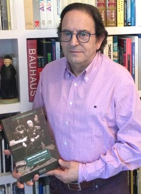 Imagen - El leonés Luis Aznar posa junto a su nuevo libro.