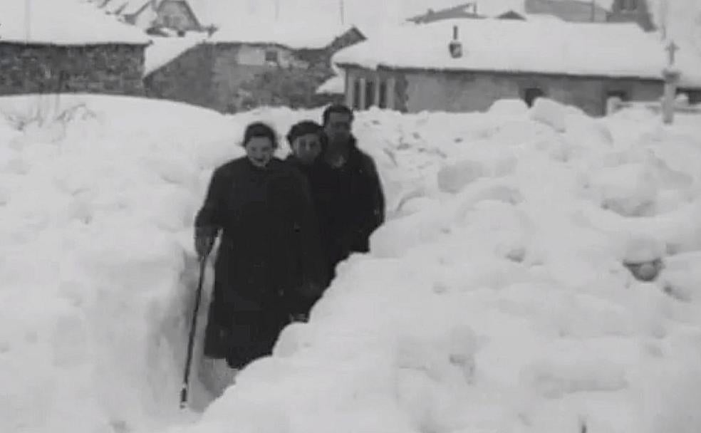 Vecinos de una localidad leonesa caminan entre la nieve en 1954.
