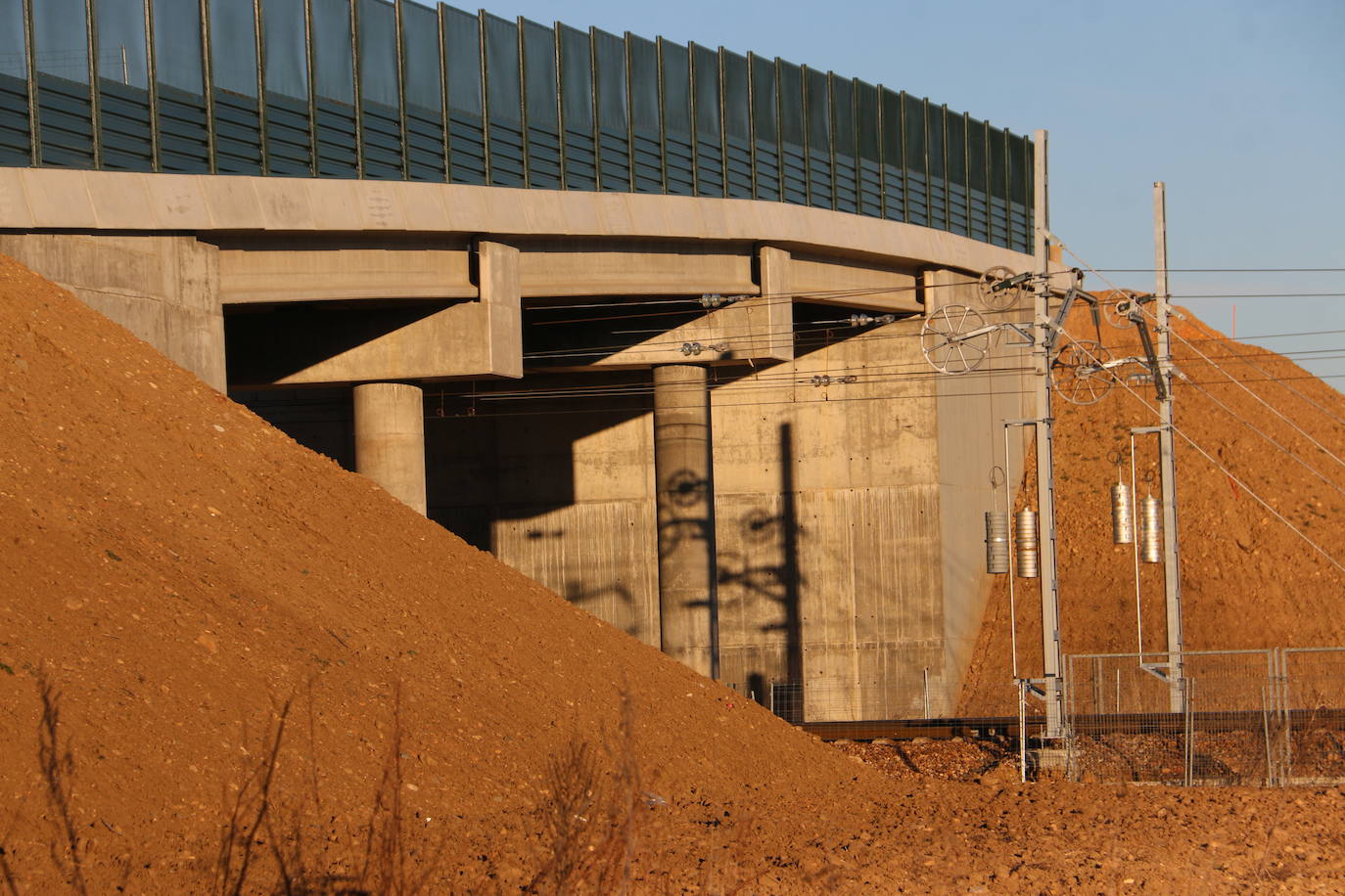 Vista del paso en obras. 