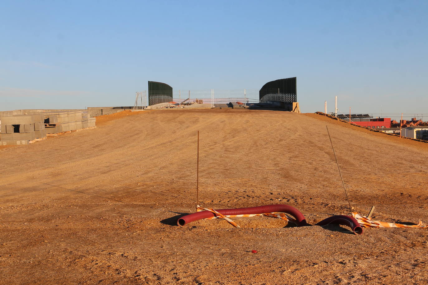 Vista del paso en obras. 