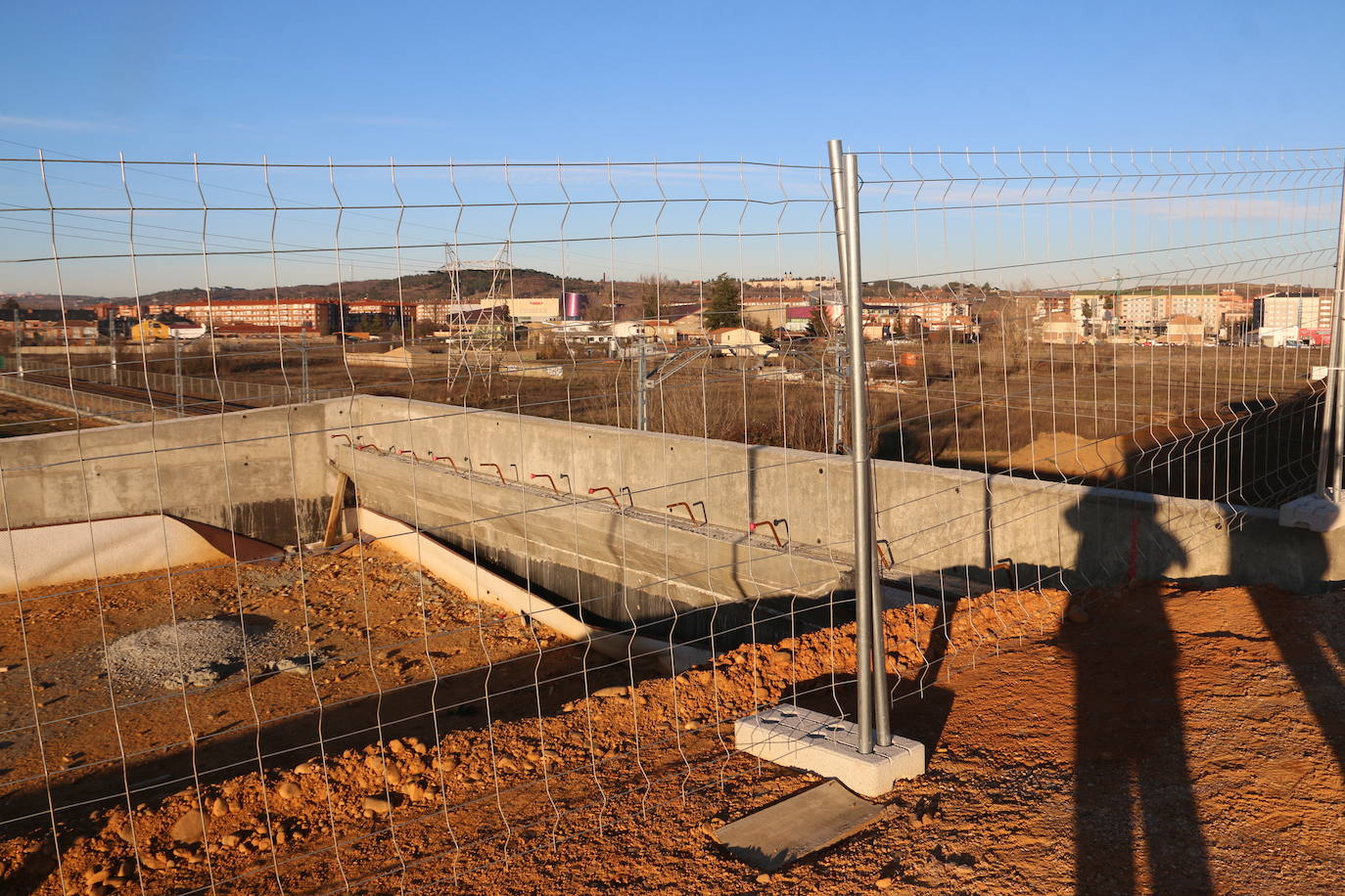 Vista del paso en obras. 