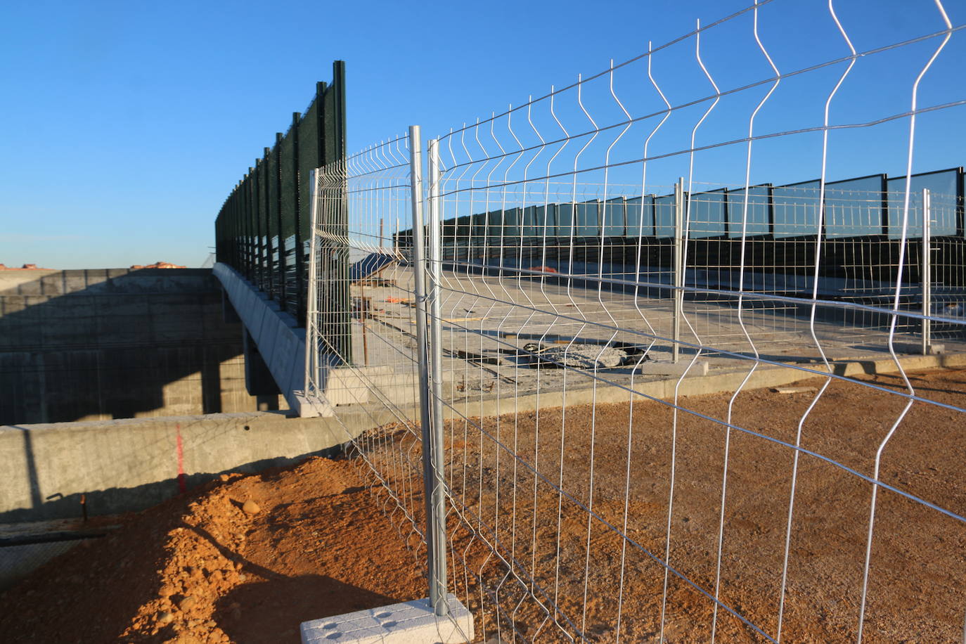 Vista del paso en obras. 