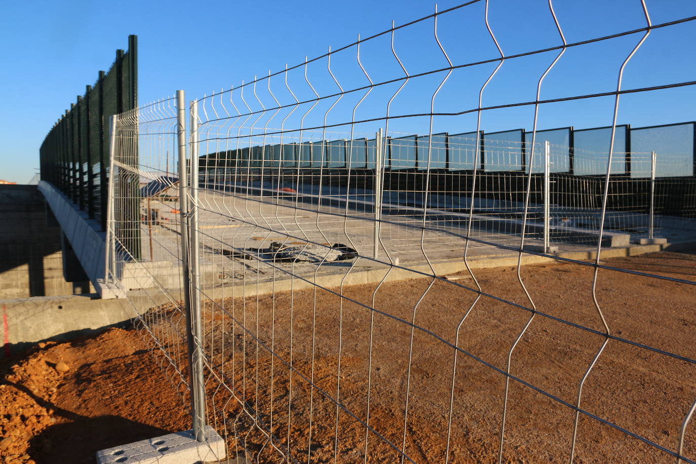 Vista del paso en obras. 