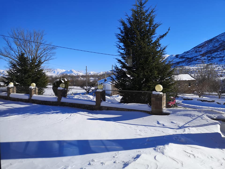 Varias carreteras de la zona permanecen intransitables y la nieve ha castigado la comarca durante dos semanas